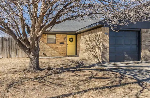 Yellow City Retreat near hospitals, dining & I-40!
