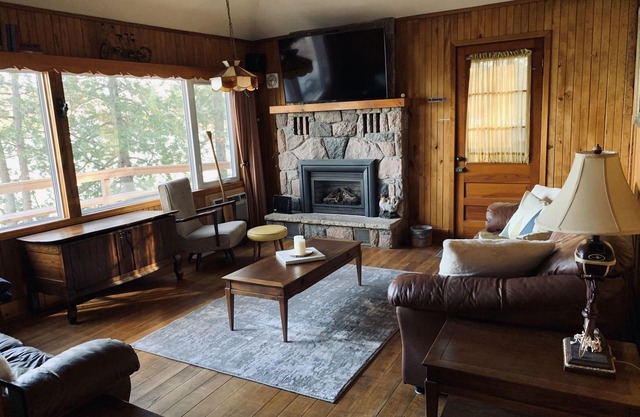 Yellow Cottage Sandy Lake Buckhorn. Beautiful turquoise water, water equipment.