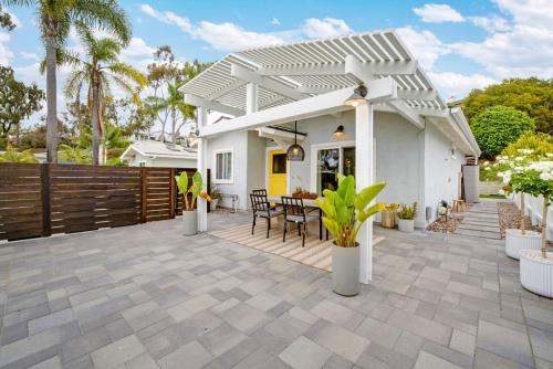 Yellow Door Beach House close to Moonlight Beach and LEGO Land