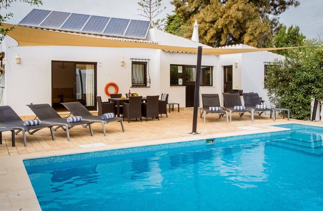 Gelbe Blume: Charmante Villa mit Pool