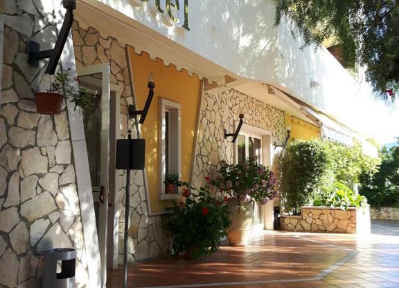 Yellow Park Hotel