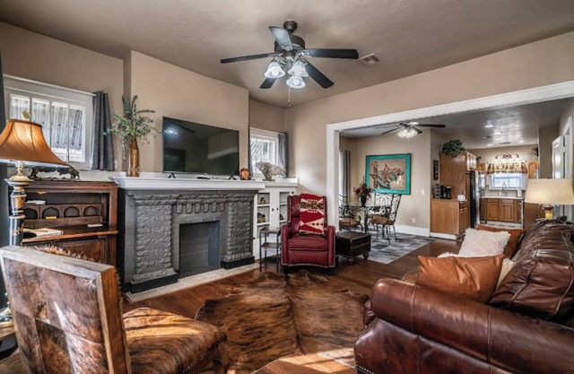 Yellow Stone Western Themed Retreat! By Fairgrounds & Downtown OKC - WiFi!