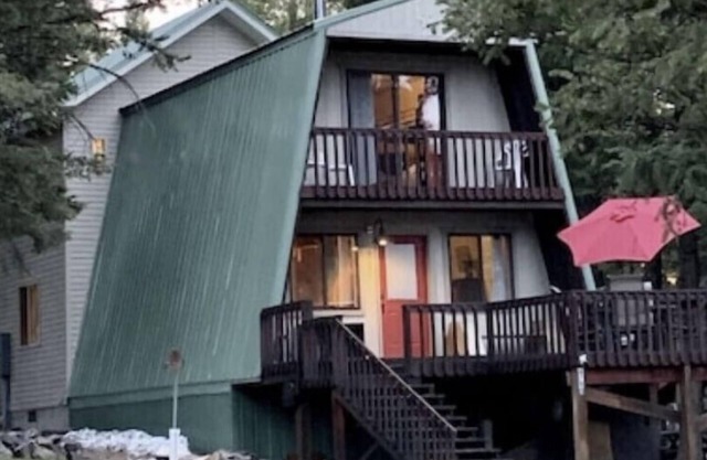 YELLOWSTONE #1 CABIN-King sized bed & private bathroom! Dog friendly! HOT TUB!