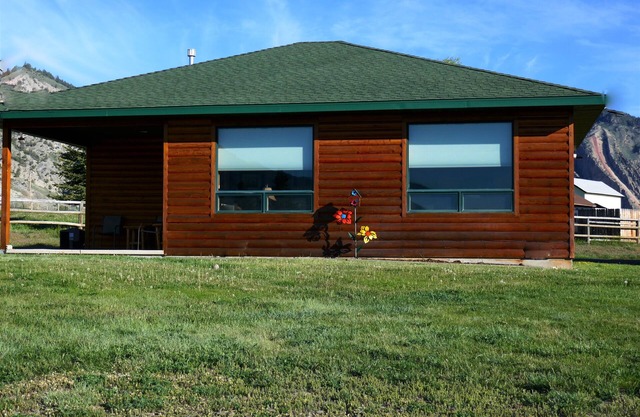 YELLOW CABIN - THE ELK VIEW CABIN im Yellowstone (Blick auf den Fluss)
