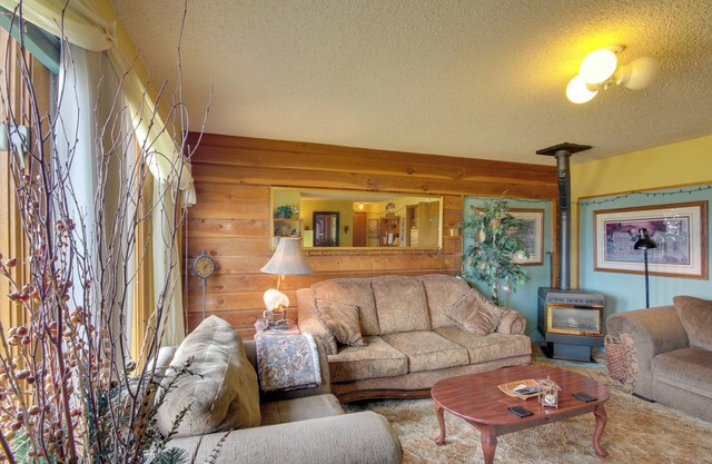 Yellowstone Country Retreat: Stunning Views!