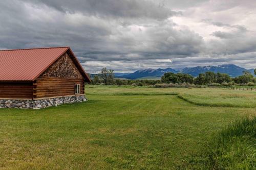 Yellowstone Crest Lodge