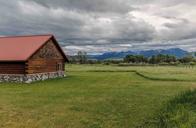 Yellowstone Crest · Yellowstone River frontage