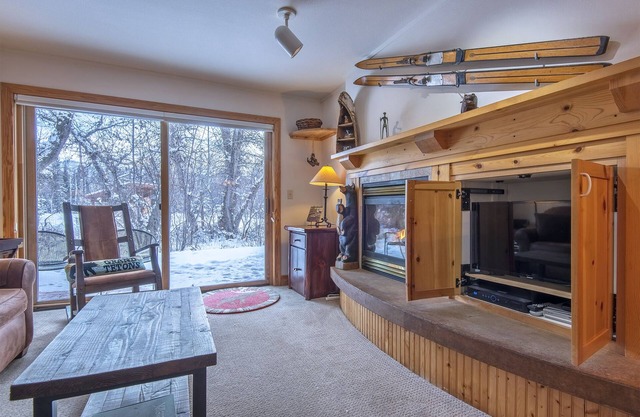 Yellowstone & Grand Teton Parks! On Teton Creek! 3 Hot tubs! Clean & Stocked!