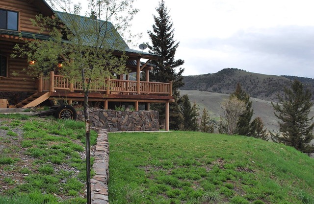 Die Yellowstone Mountain Lodge liegt 32 km vom Yellowstone-Nationalpark entfernt und bietet Platz für 8 Personen