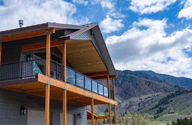 Yellowstone Park Riverfront Chalet