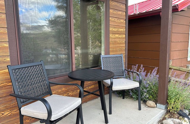 Yellowstone River Hideaway - 1/4 Mile from Yellowstone NP - 1BR Renovated Apartment - Surrounded by Mountains & Overlooking the Canyon