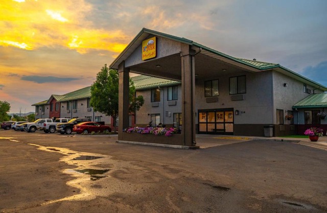 Yellowstone River Inn & Suites
