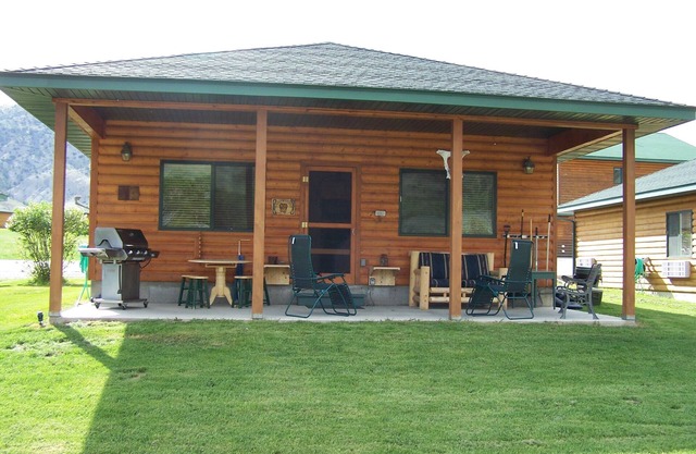 Yellowstone Riverfront Cabin, Schlafmöglichkeiten für 9, $ 171- $ 325 / nt, 300 Meter von Yellowstone entfernt