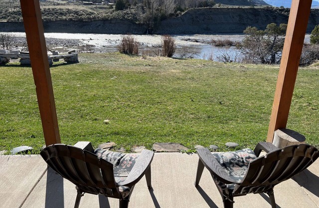 Yellowstone Riverside Cabin - Auf dem Fluss neben dem Yellowstone National Park!