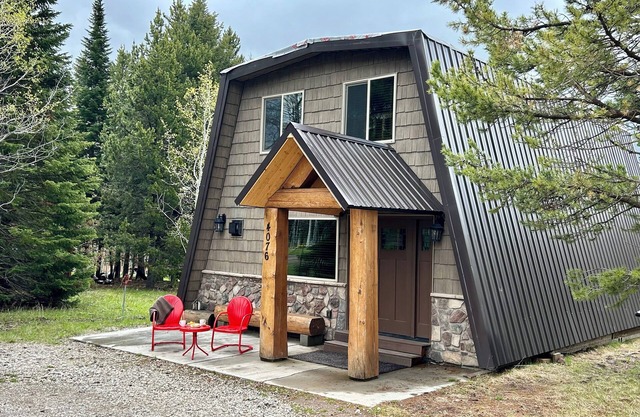 YELLOWSTONE's PREMIER CABIN CLEAN& SPACIOUS KITCHEN with Fireplace, Dog Friendly