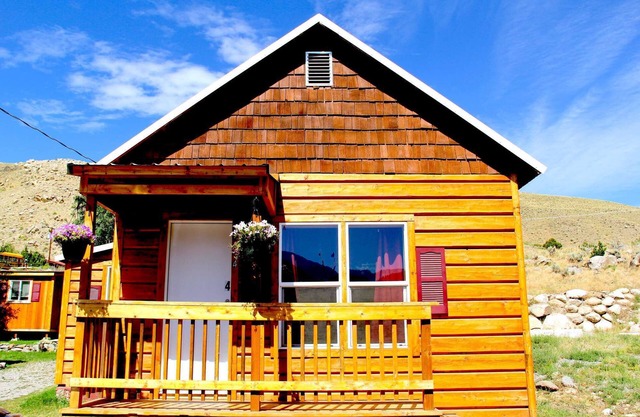 Yellowstone's Treasure Cabin # 4 - Kabine mit 2 Schlafzimmern - 2 Minuten vom Yellowstone Park entfernt