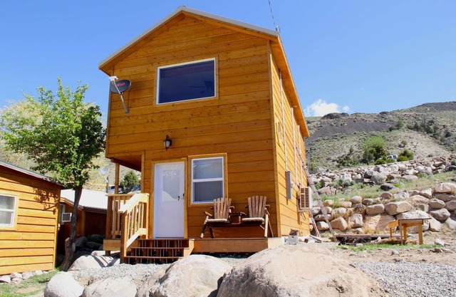 Yellowstone's Treasure Cabin #7, few min drive to Yellowstone's North Entrance
