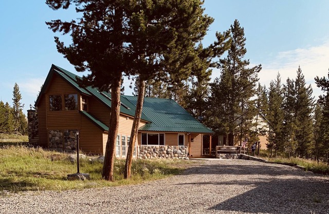 Yellowstone/Union Pass Log Cabin Retreat
