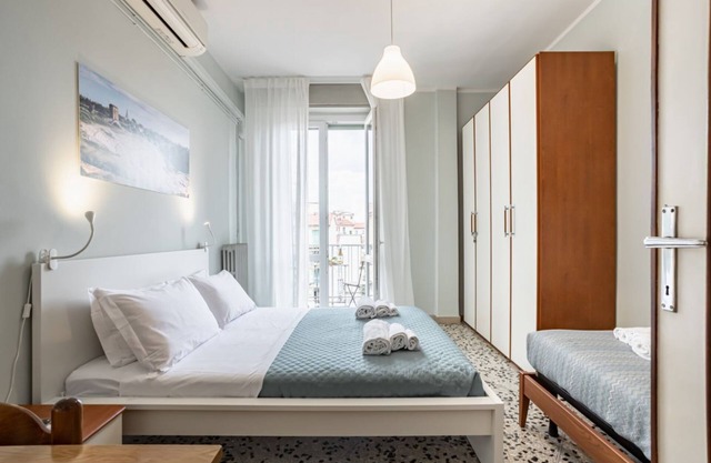 Yellowsunny Apartment with Two Balconies