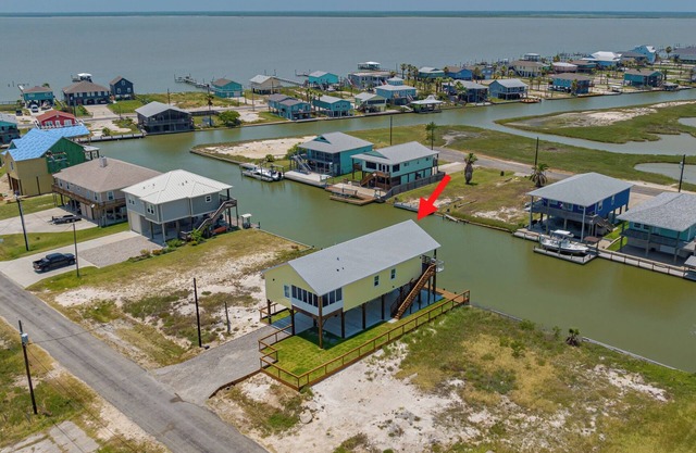 Yellowtail Flats ~ New house on canal in Rockport ~ Great outdoor Space