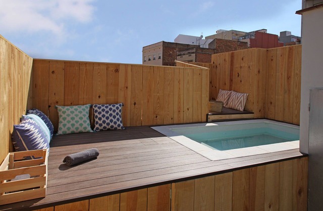 Gelbes Haus. Haus mit Terrasse und privatem Pool. Barcelona In der Nähe von FCB und Fira BCN