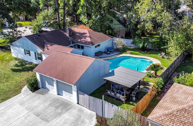Yes-pets. Business, medical, shopping, trails, the Woodlands amenities.