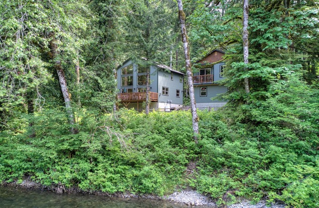 Yeti Compound - ZWEI Häuser am Fluss für 10 Gäste und Haustiere mit voll ausgestatteter Küche, Whirlpool und vielem mehr!