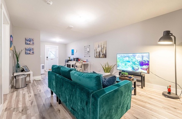 YHZ Cheerful Private Unit 10 min to Airport