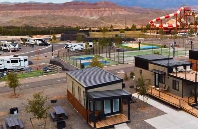 Yogi Bear Glamping Cabin 2 Bedroom / Full Bath Sky Deck - Over 800 sq. ft. - 2 Bedroom/ 2 Bath with Skydeck and kid's loft area