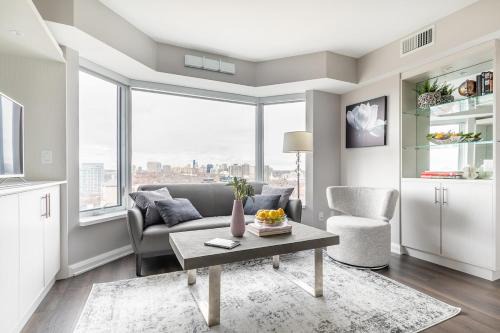 Yorkville Luxury 2 Bedroom & Parking