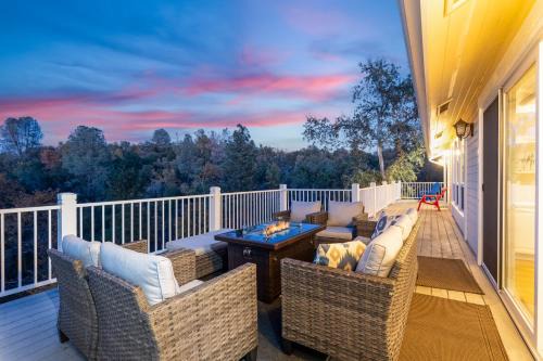Yosemite Bass Lake VIEWS, 2 Homes, Games, Hot Tub