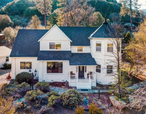 Yosemite Country House sleeps 20 w/hot tub, firepit, bonus studio