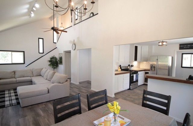 Modern Yosemite Farmhouse on 5 Acres next to Bass Lake and National Park .
