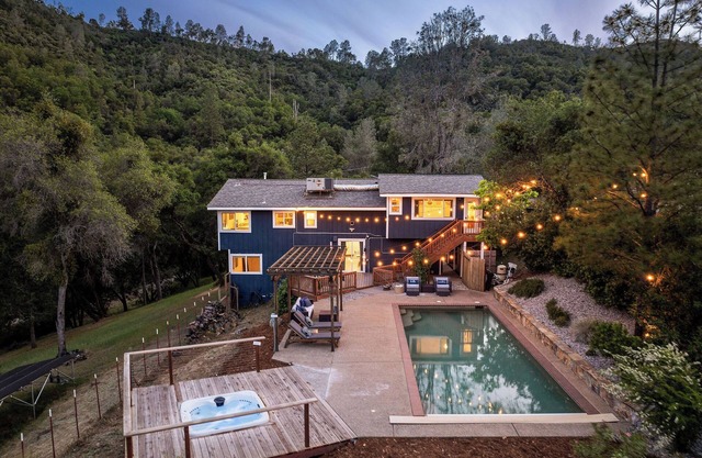 Yosemite Oasis - Mountain Views with Pool and Hottub