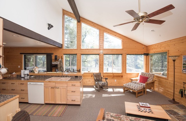 Yosemite Riverside Retreat - Gorgeous Views! Wood burning Stove!