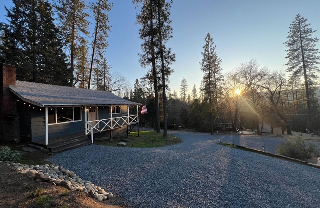 Yosemite Sky Getaway - Newly Remodeled, 2 King Beds, EV Charger, RV/Boat Parking