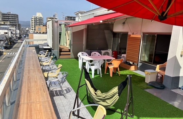 You can enjoy an open-air bath and BBQ here in the center of Kyoto!