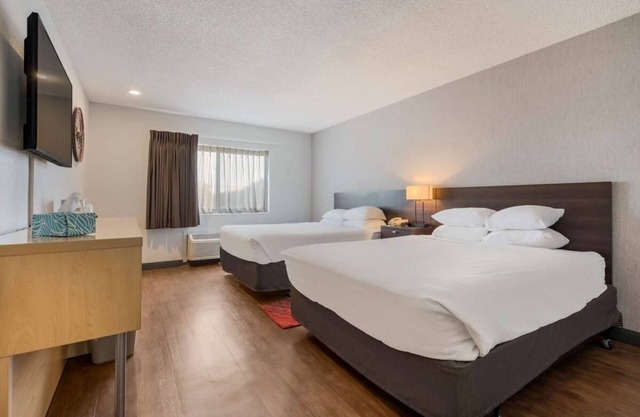 You Found it! Pool, Pet-friendly Property, Free Parking, Free Breakfast