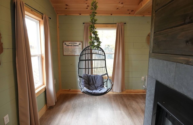 The Hummingbird At Avenwood Cabins