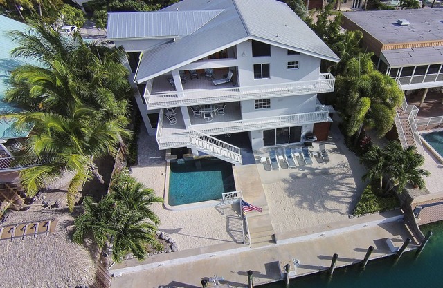 Tropische Pracht - Luxuxufergegend-Pool-Haus
