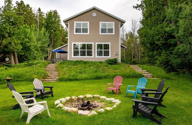 You’ll be Bay dreaming here at this beautiful North Bay waterfront home!