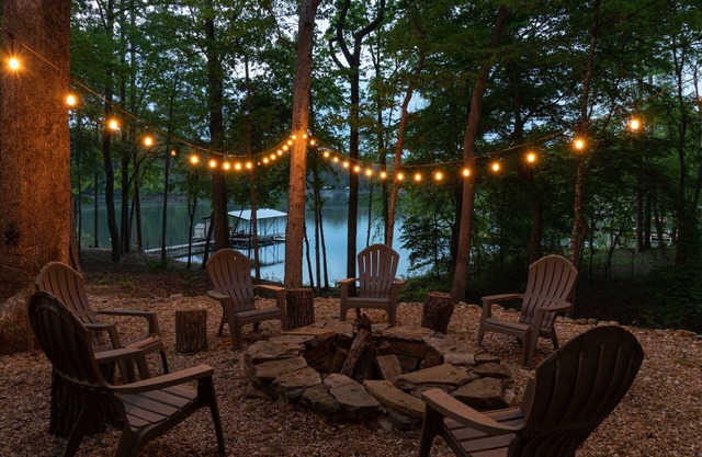 Young@Hart is a Lakefront home w/ Covered Dock, Game Room, 4 Kayaks & Hot Tub!!