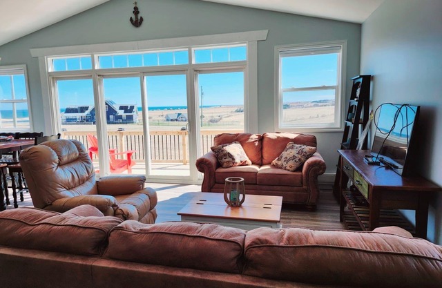 Your 2 bedroom Blue Cottage Just 2 Minutes away from the Sands of Cousin’s Shore