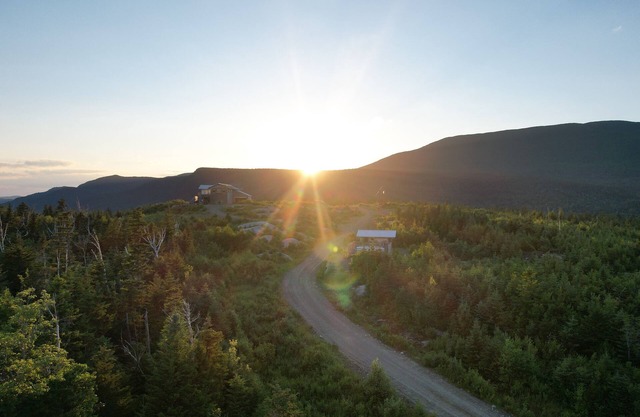 Your Adventure! 360° Mountaintop Views / Off-Grid Retreat on 300 Acres
