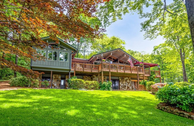 Ihr Urlaub in Blue Ridge erwartet Sie in diesem luxuriösen Haus am See.