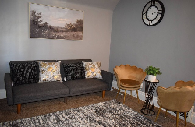 Your Buffalo Hideaway- 2-bedroom with 2 comfy queen-size bed near BUF Airport