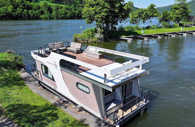 Your dream home on the water!