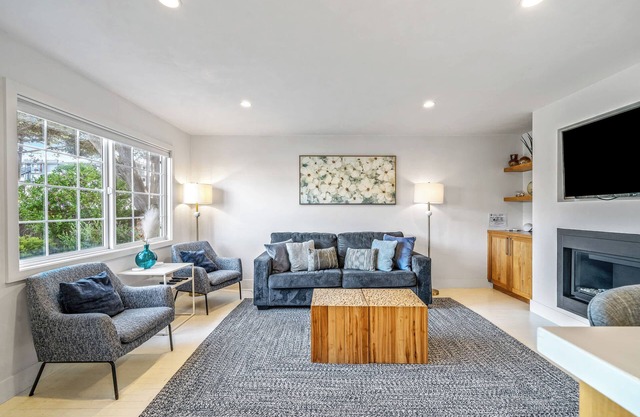 Your Dream Seaside Vacation! Charming 2 BDR Home
