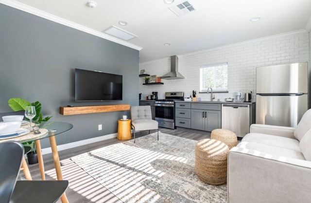 Your Enchanting Studio Retreat: Perfect for Solo Adventurers and Couples, Unwind in Luxury with a King Bed, Gourmet Kitchen, Free Laundry Perks, and Lightning-Fast Internet for Ultimate Entertainment.