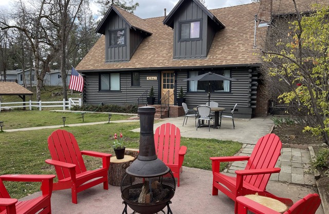 Your family friendly Yosemite/ Bass Lake getaway across from a river!